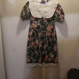 Girls sz 10 flowered dress with lace trim